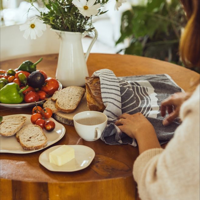 Detaily, ktoré premieňajú priestor na domov. 📸@kristinabotlova #2stvory #tempora #linenkitchen #linenteatowels...